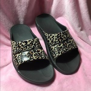 Oofos leopard luxe slides. Good condition; size 9
